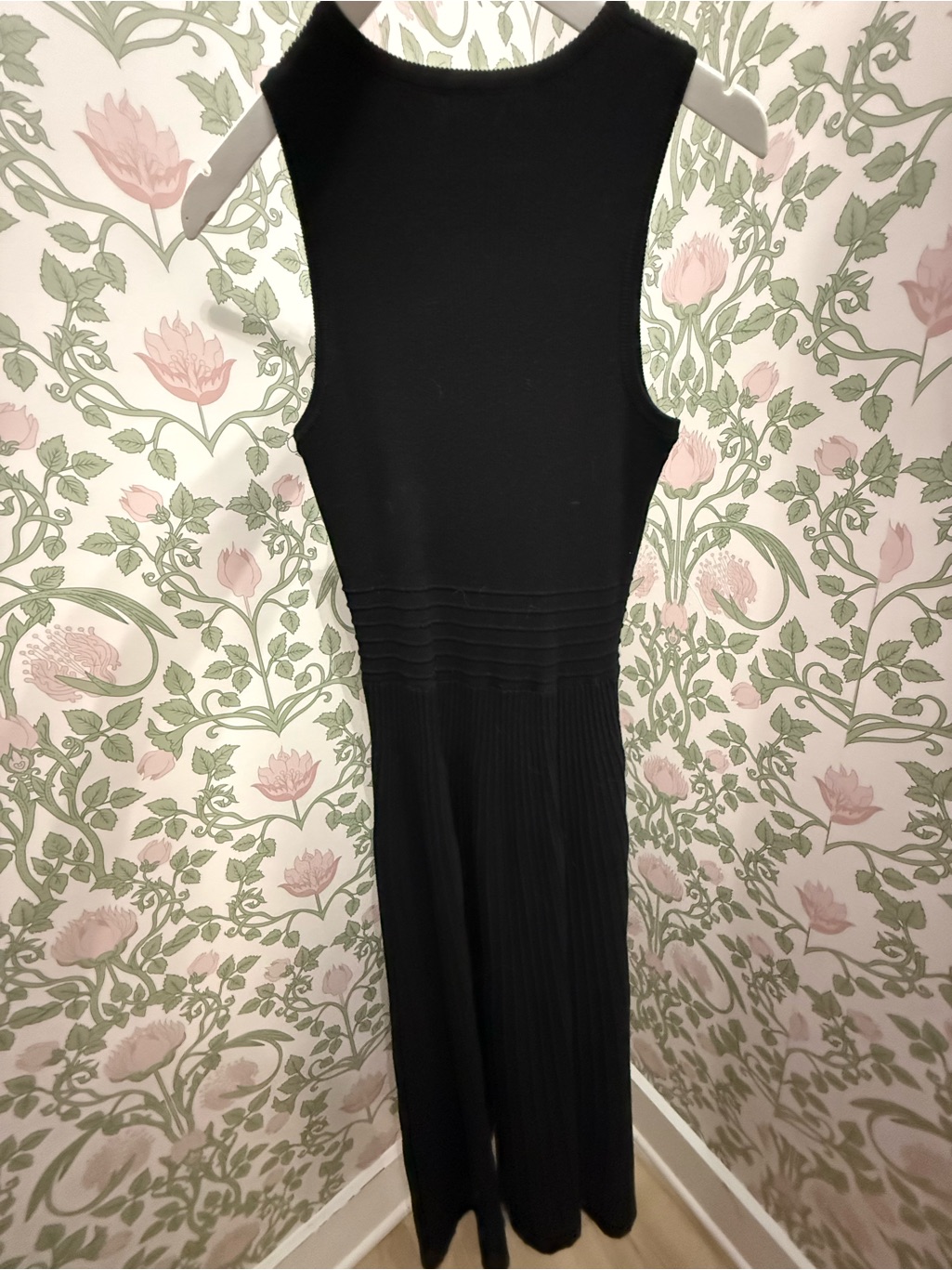 Sleeveless Black Midi Knit Dress